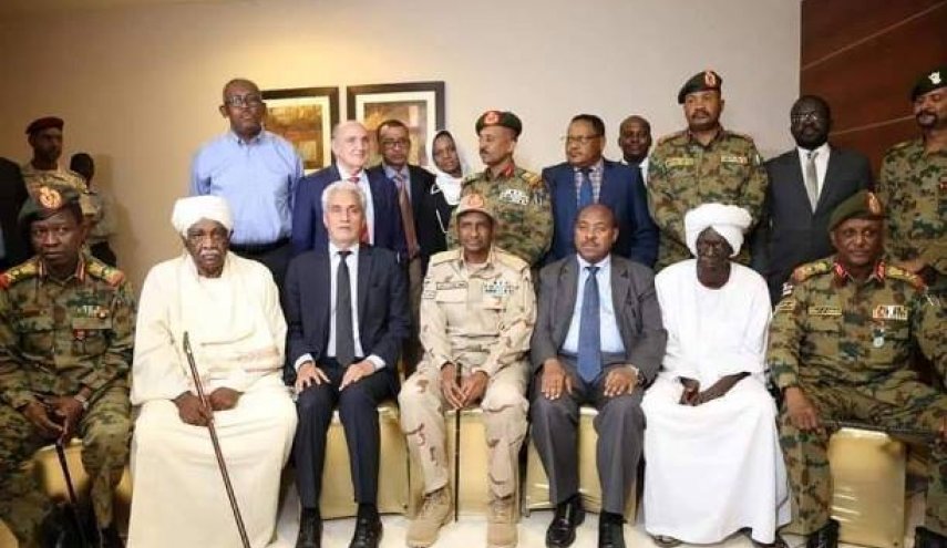 السلطات السودانية تقرر حلّ حزب البشير والأخير يدين القرار

