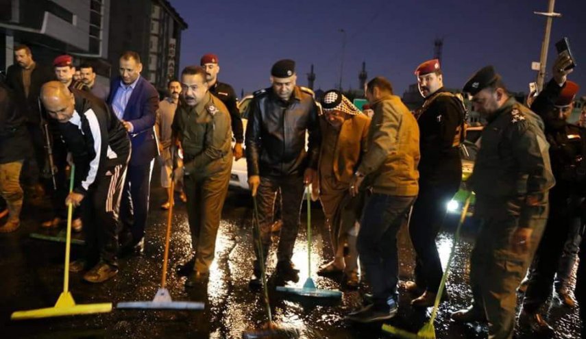 مشارکت فرمانده پلیس نجف در فراخوان شستشوی خیابان‌های نجف + عکس