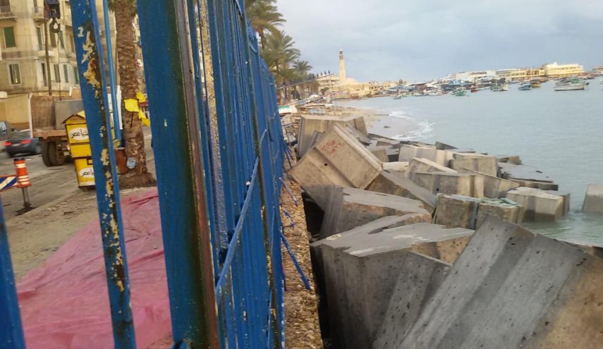 مصر.. الحكومة ترد على صور الكتل الخرسانية بكورنيش الإسكندرية