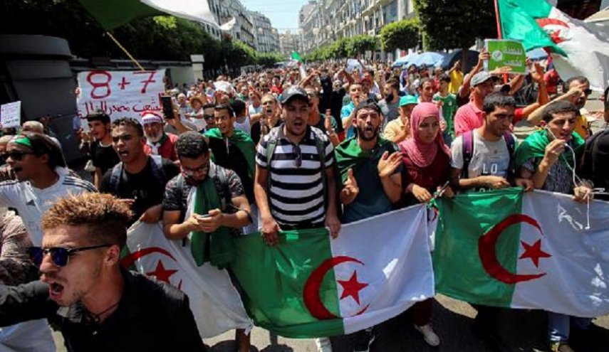 الجزایر در شب انتخابات شاهد تظاهرات علیه انتخابات است
