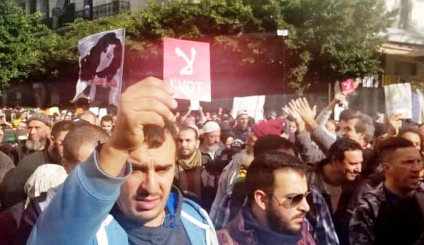 تظاهرات هزاران دانشجوی الجزایر در مخالفت با انتخابات 