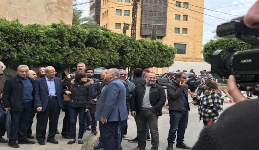 وقفة للعاملين بصحيفة الحياة أمام سفارة السعودية ببيروت