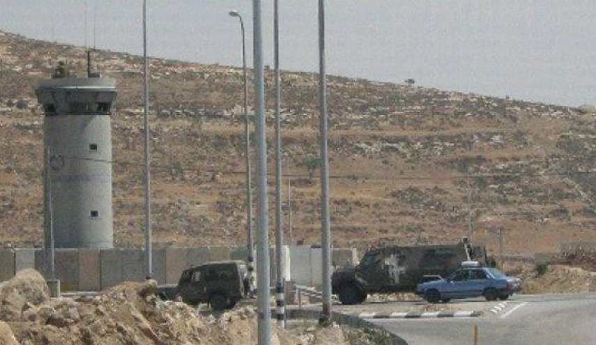 شبان يستهدفون برجًا عسكريًا في الخليل