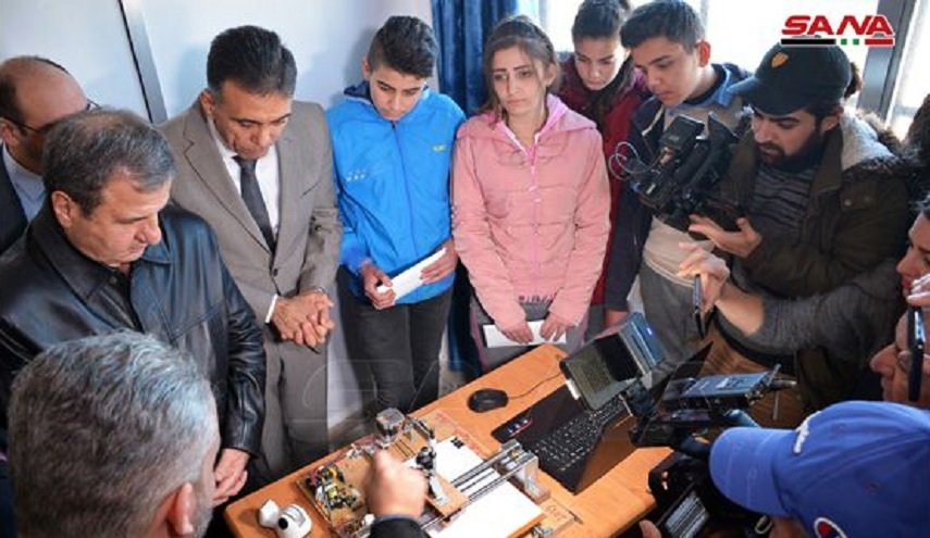 الرئيس السوري يكرم ثلاثة طلاب نموذجيين وأستاذهم