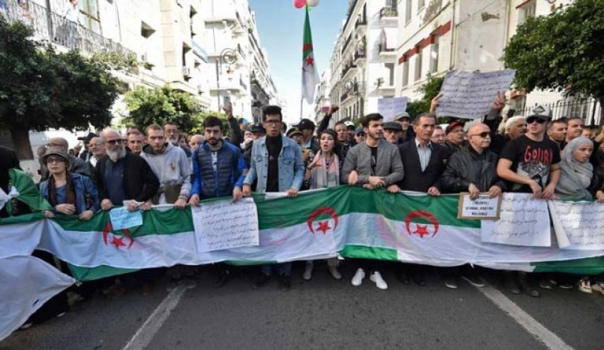 تظاهرات طلابية بالجزائر رغم الحداد على قائد الجيش
