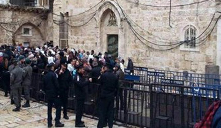 مستوطن صهيوني يحمل سكينا كبيرة ويقتحم 'كنيسة القيامة'