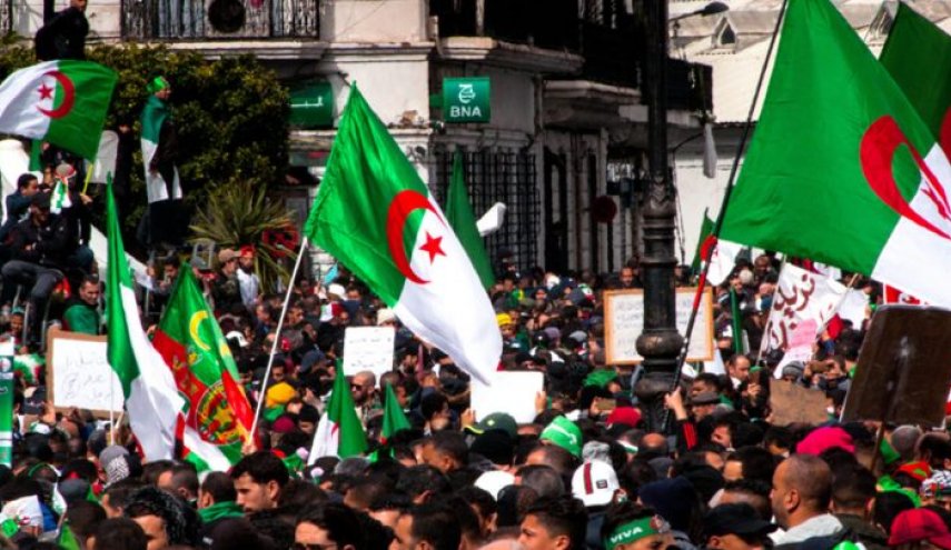 تظاهرات مردم الجزایر در مخالفت با حضور عناصر نزدیک به بوتفلیقه در حکومت
