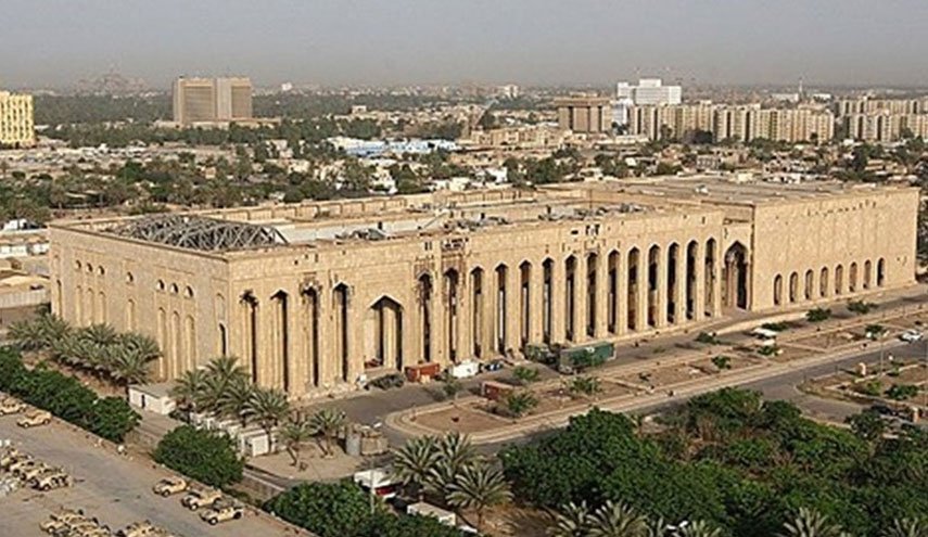 خروج شماری از کارکنان سفارت آمریکا از بغداد پس از بمباران خاک عراق/ سفارت آمریکا در بغداد سطح هشدار را در این سفارتخانه بالا برد