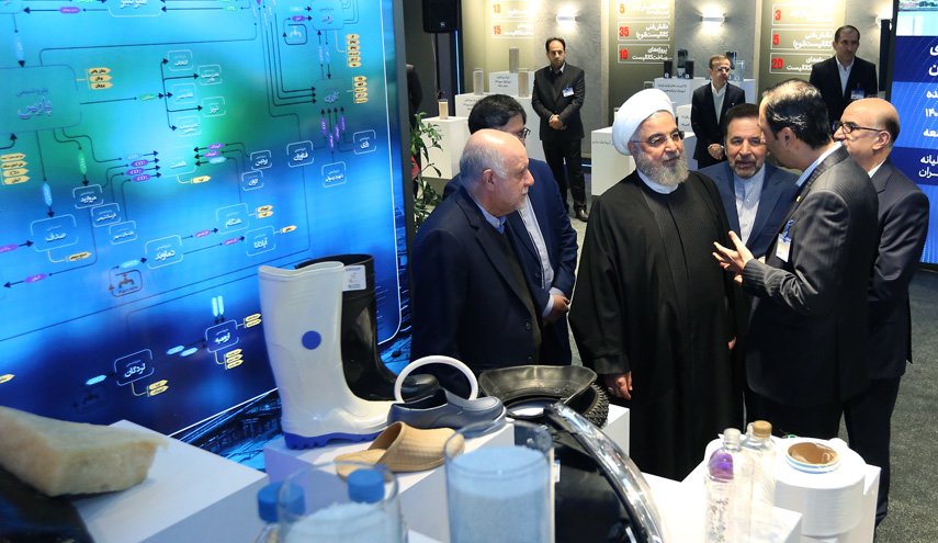 رئیس جمهور از نمایشگاه دستاوردهای صنعت پتروشیمی کشور بازدید کرد