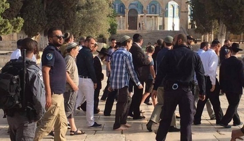 مستوطنون يقتحمون الأقصى والمصلون يتصدون لهم
