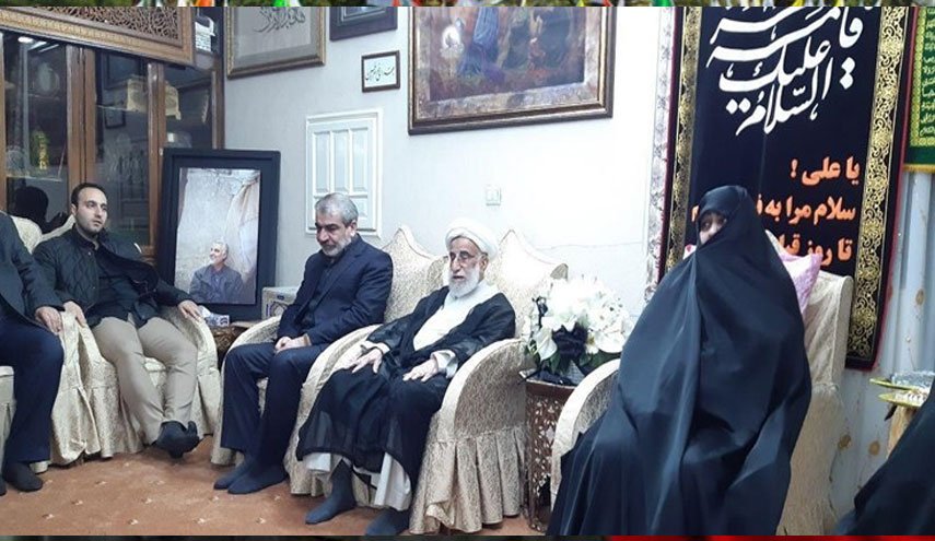 حضور آیت‌الله جنتی و کدخدایی در منزل شهید سلیمانی