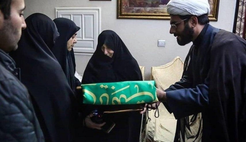 پرچم حرم حضرت معصومه(س) به همسر شهید سلیمانی اهدا شد