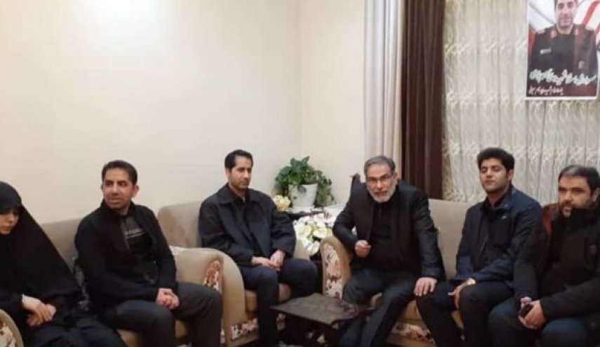 حضور شمخانی در منزل سردار شهید سلیمانی