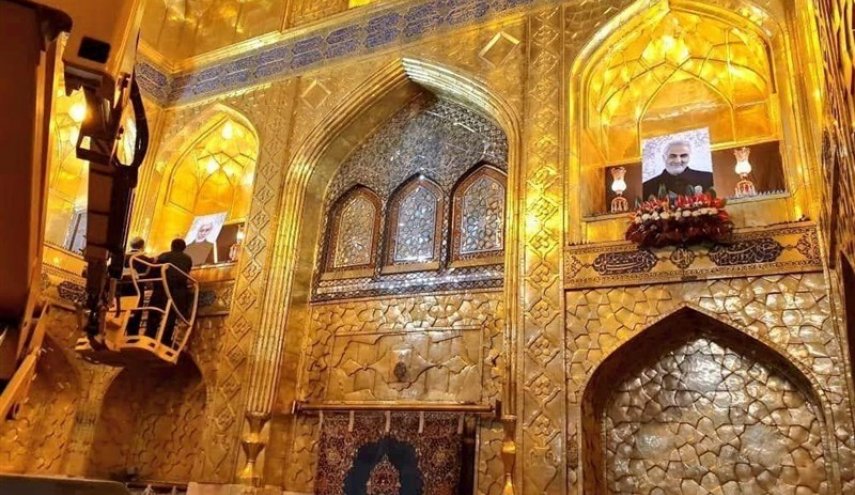 نصب تصاویر سرداران شهید سلیمانی و المهندس بر ایوان طلای حرم علی بن موسی الرضا(ع)