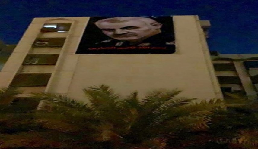 تصاویر شهید «سلیمانی» و «ابومهدی» بر ساختمان روبروی سفارت آمریکا در بغداد