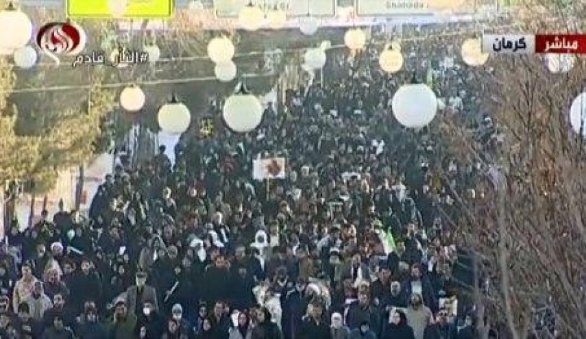عکس| خیابان های شهر کرمان مملو از جمعیت منتظر برای تشییع پيکر پاک شهید سپهبد قاسم سليماني
