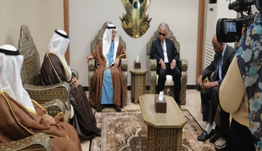 قرقاش يصل الخرطوم في زيارة تستمر يومين
