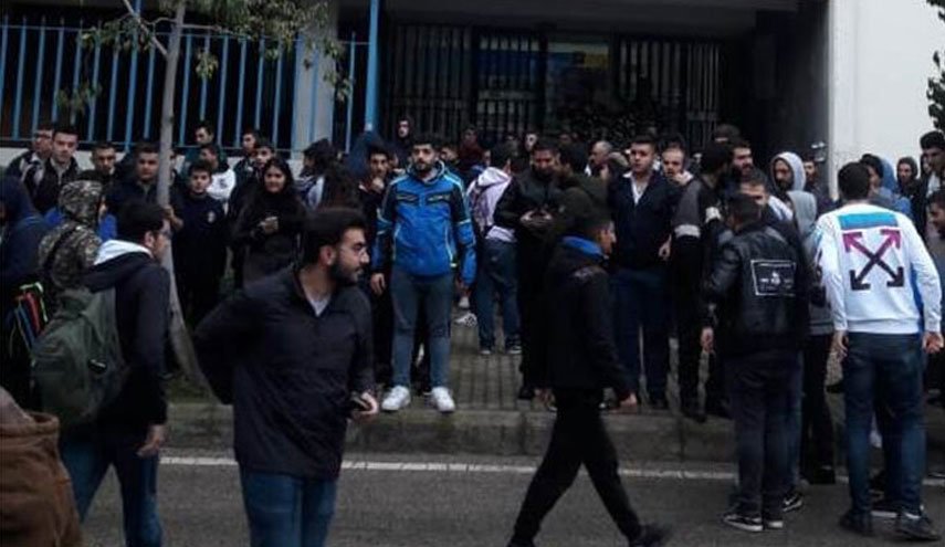 دانشجویان چندین مرکز دولتی لبنان را تعطیل کردند