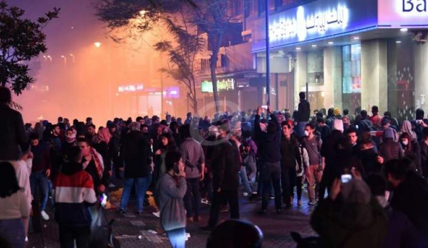 تصاعد التوتر وفوضى أمام مصرف لبنان في بيروت 