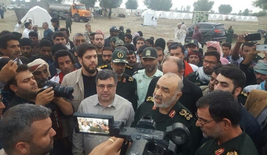 فرمانده کل سپاه از مناطق سیل‌زده جاسک بازدید کرد