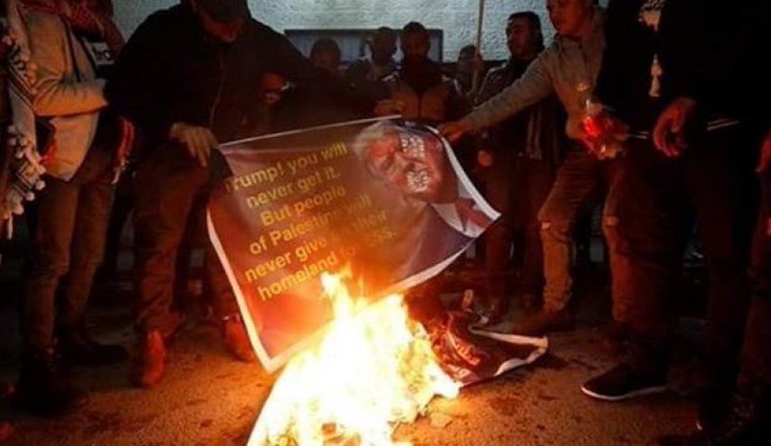 جوانان فلسطینی در اعتراض به معامله قرن، عکس ترامپ را آتش زدند

