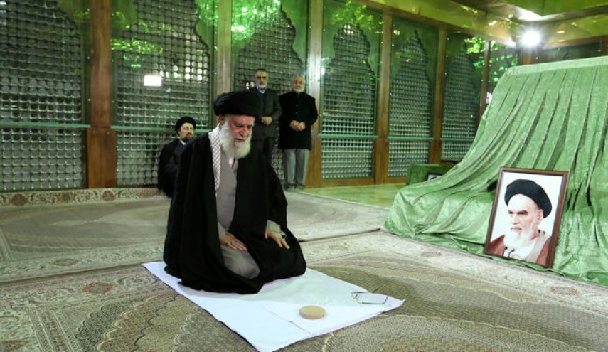 رهبر انقلاب اسلامی در مرقد امام خمینی(ره) وگلزار شهدا حضور یافتند
