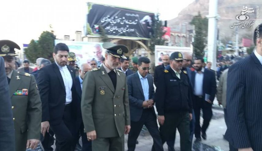 تصاویر ادای احترام وزیر دفاع به سردار سلیمانی