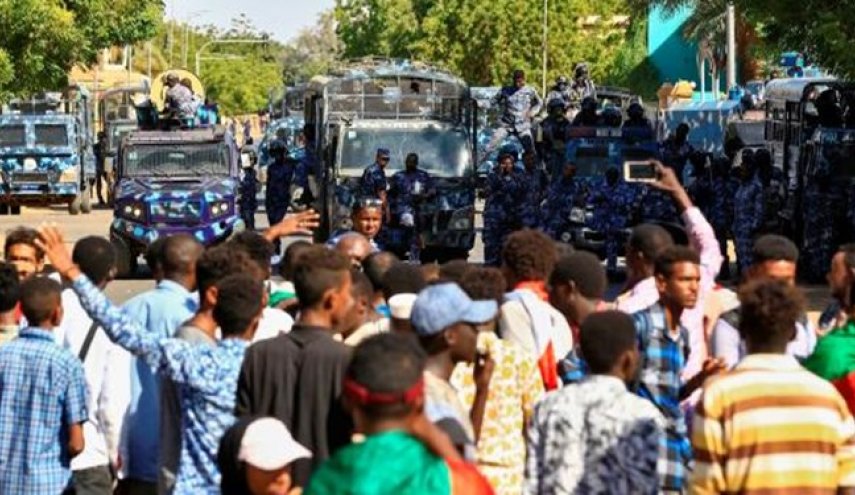 مردم سودان برای اصلاح مسیر انقلاب تظاهرات می‌کنند