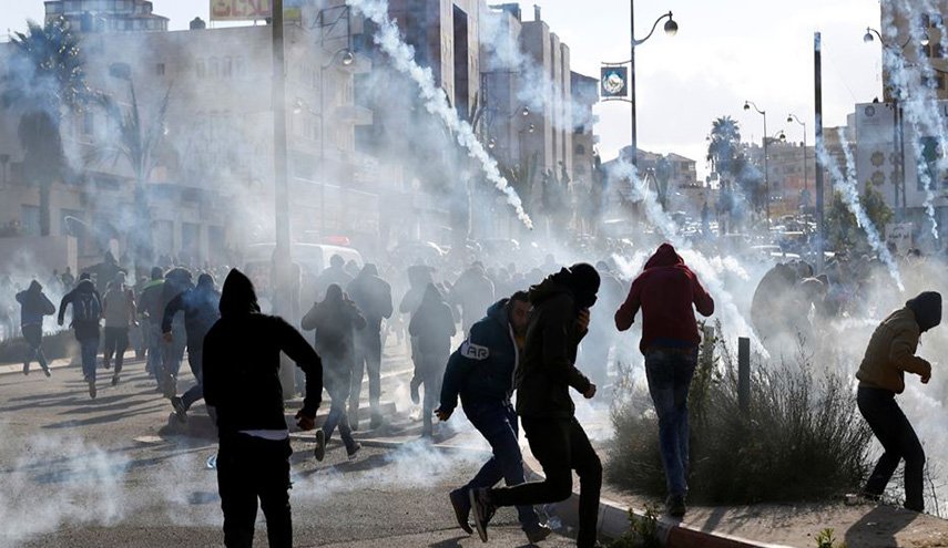 إصابة 14 فلسطينيا اختناقًا بقنابل الاحتلال شرق القدس