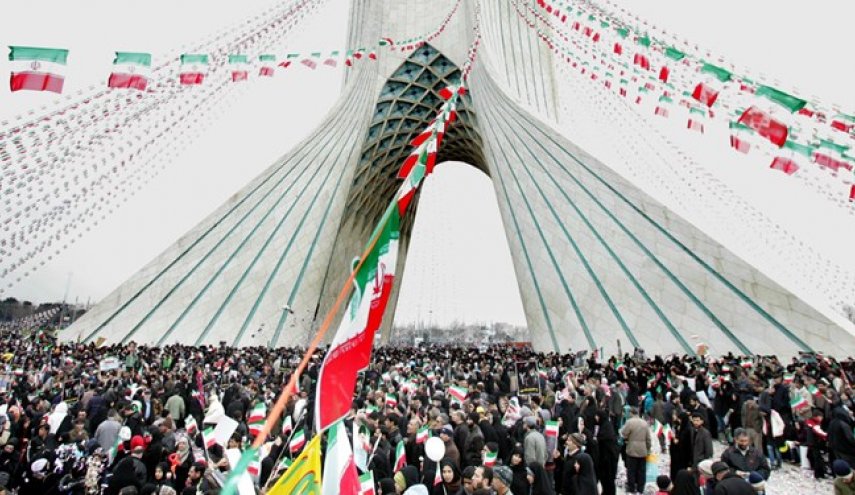 خیابان‌های منتهی به میدان آزادی قبل از آغاز رسمی مراسم مملو از جمعیت است
