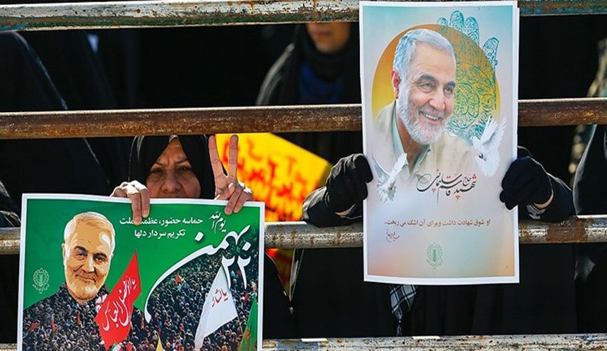 شینهوا: ایرانی‌ها با تصاویر قاسم سلیمانی، سالگرد انقلابشان را جشن گرفتند