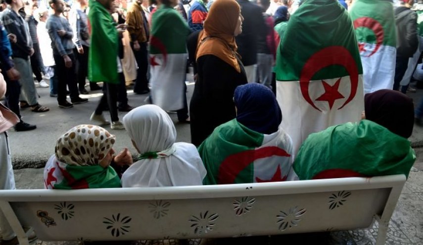 بالصور...الجزائريون يواصلون الاحتجاجات بعد مرور عام عليها