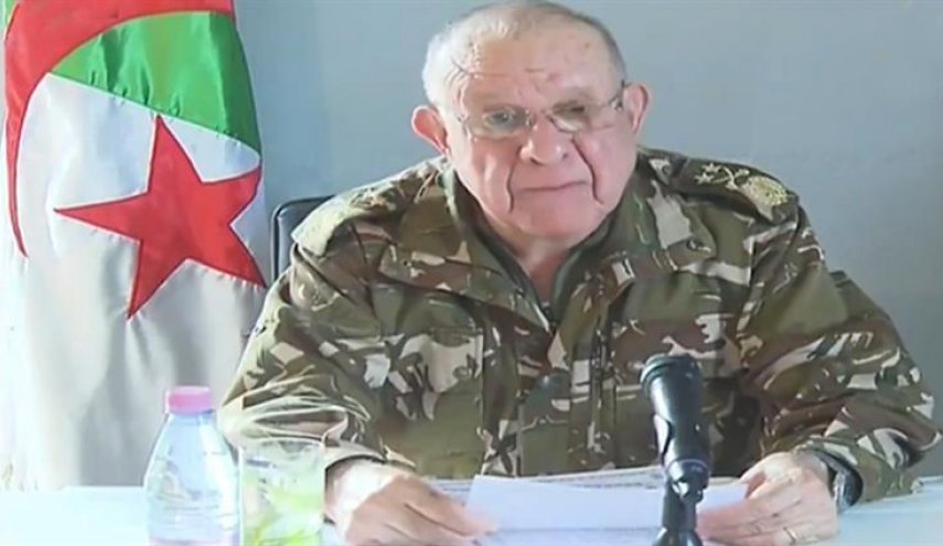 قائد الجيش الجزائري يتوعد الإرهابيين برد قوي وحاسم
