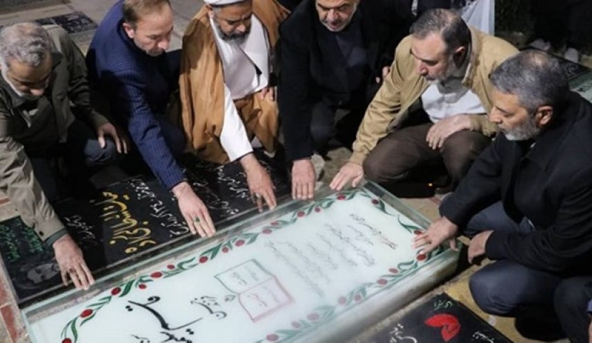 حضور فرمانده کل ارتش بر مزار شهید سپهبد سلیمانی