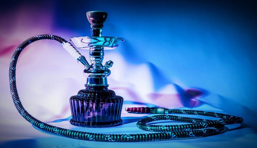 توجيه الاتهام لأُم سعودية صورت طفلتها تدخن 'الشيشة'
