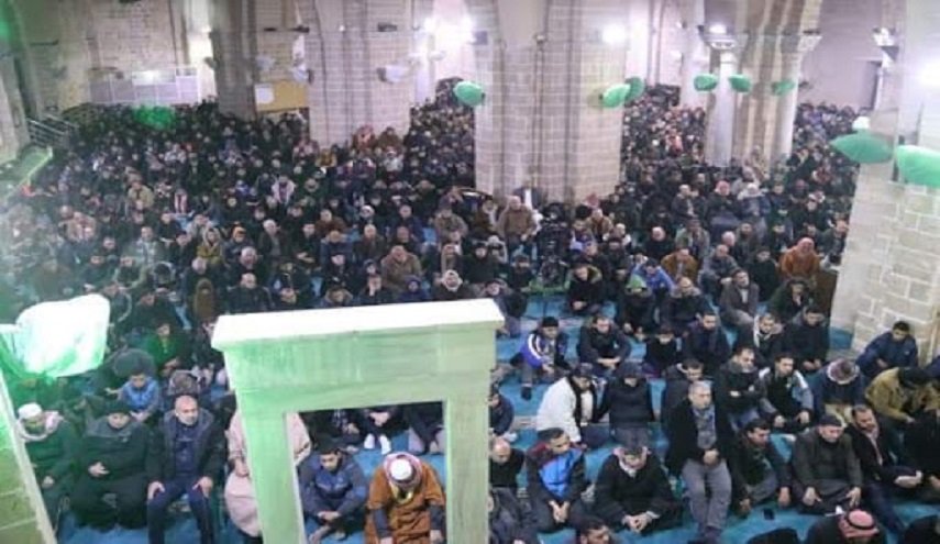عشرات آلالاف يؤدون صلاة الفجر في معظم المساجد في فلسطين المحتلة