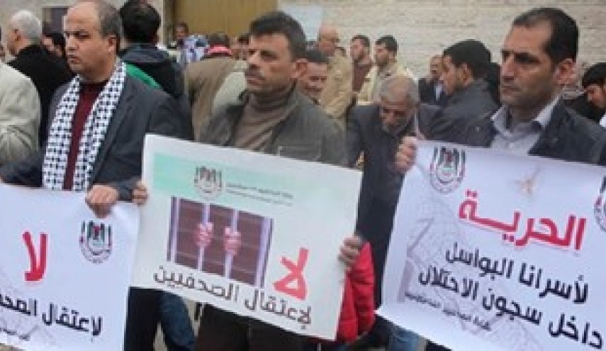 تجمع فلسطینیان به نشانه همبستگی با روزنامه‌نگاران در اسارت رژیم صهیونیستی
