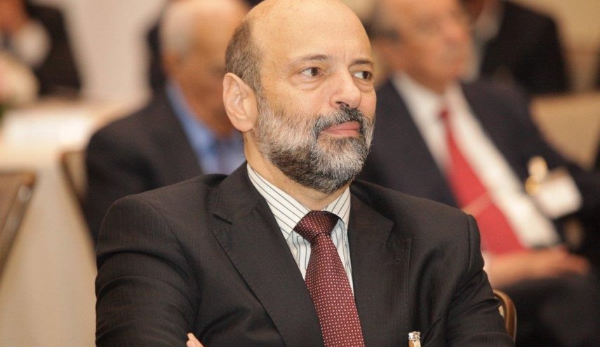 اردني اصيب بكورونا فواجه رئيس الوزراء وهو يعده