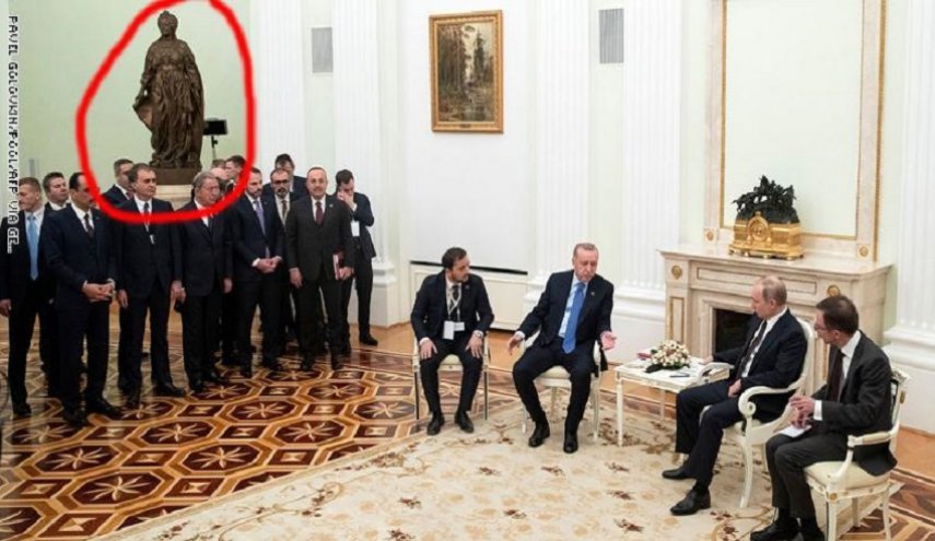 تمثال فوق الوفد التركي خلال لقاء أردوغان وبوتين يثير تفاعلا على تويتر