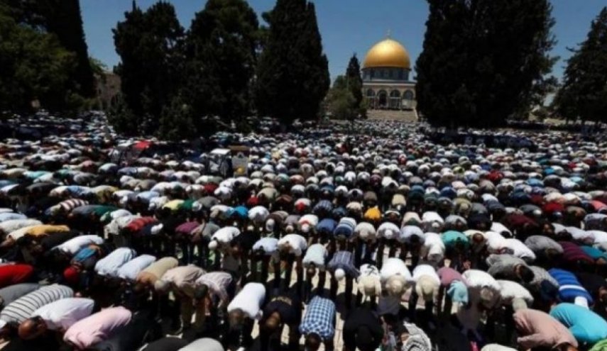 20 ألفًا يؤدون الجمعة في الأقصى