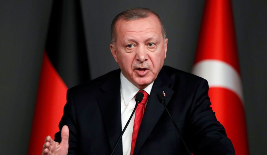 شاهد.. ما سر الدفتر الأسود الذي يحمله أردوغان بكل مكان؟