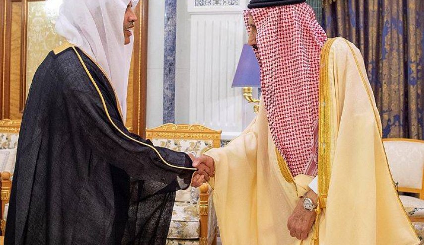 الملك سلمان يظهر للعلن بعد اعتقال أخيه وابن اخيه بتهمة الخيانة