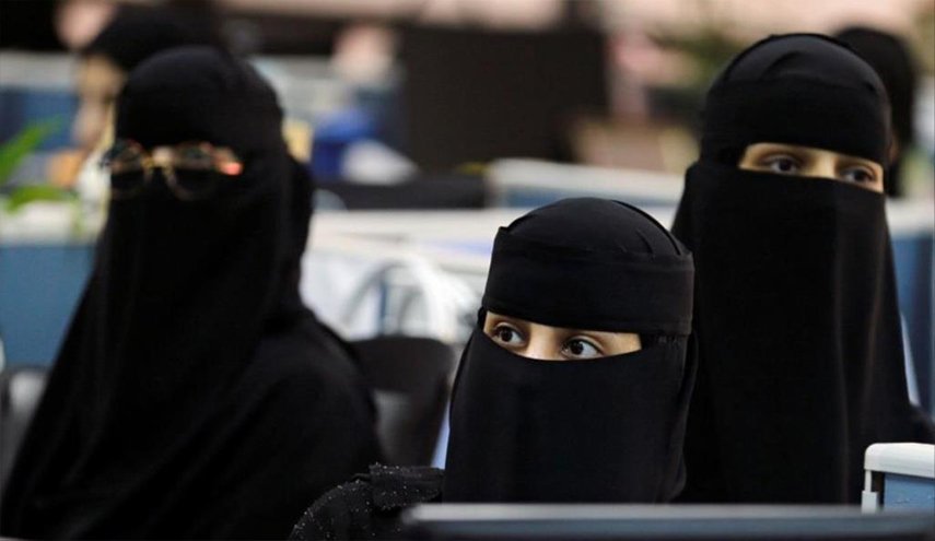 كاتب سعودي يهاجم النقاب بشدة