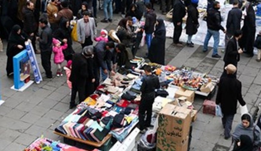 توزیع کارت‌های هدیه بنیاد مستضعفان به دستفروشان
