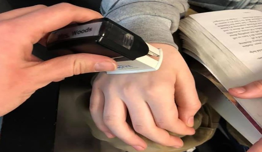 حيلة ذكية من معلمة لإجبار طلابها على غسل أيديهم