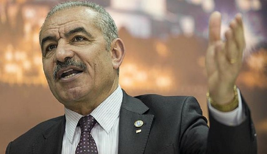 رئيس الوزراء الفلسطيني يدعو الفلسطينيين إلى التزام منازلهم