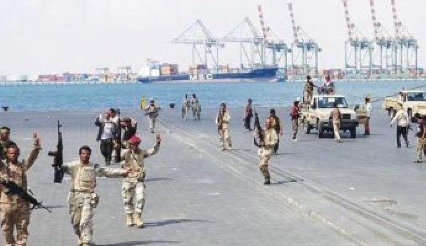بحرية العدوان تواصل احتجازها 15 سفينة نفطية