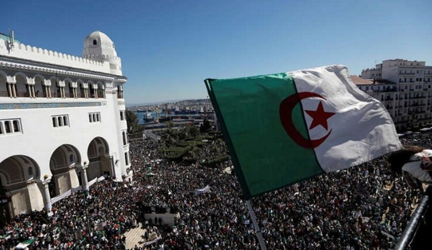 محكمة جزائرية تؤيد أحكام السجن على اثنين من رؤساء الوزراء السابقين
