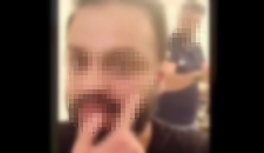 سعودي أحضر حلاقا لمحل إقامته..وهذا ماحصل له!!