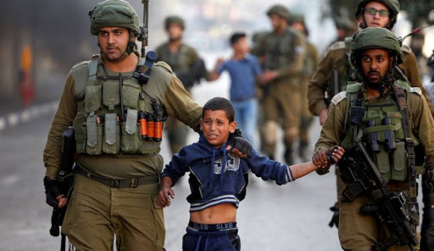 الاحتلال يواصل اعتقال 200 طفل عشية يومهم الفلسطيني